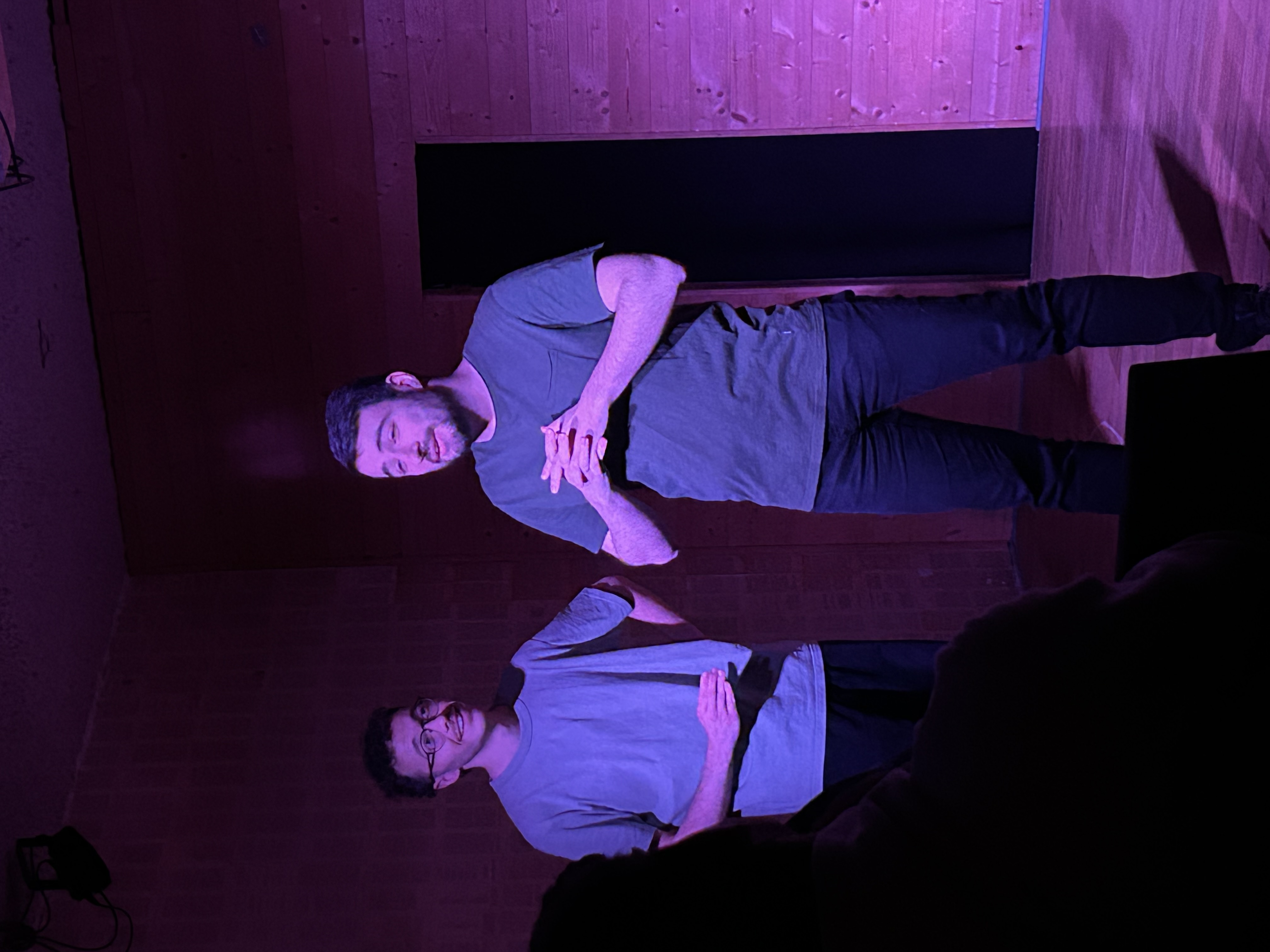 A Suivre - Malo et Yohan dans une lumière rose.