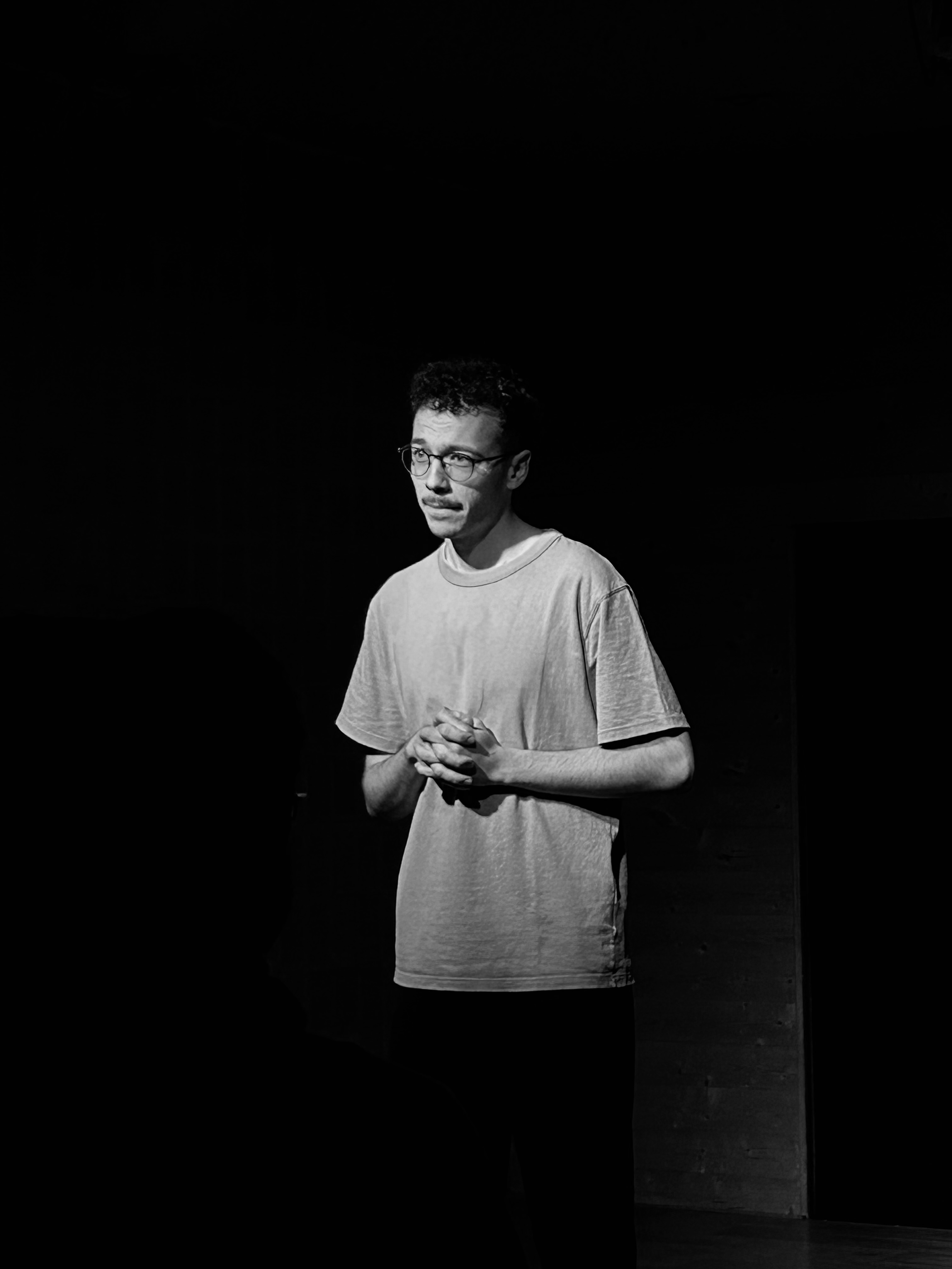 A Suivre - Yohan seul debout en noir et blanc.