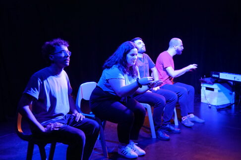 Destination Incertaine : Damien, Loïs, Malo et Yohan assis.e.x.s.