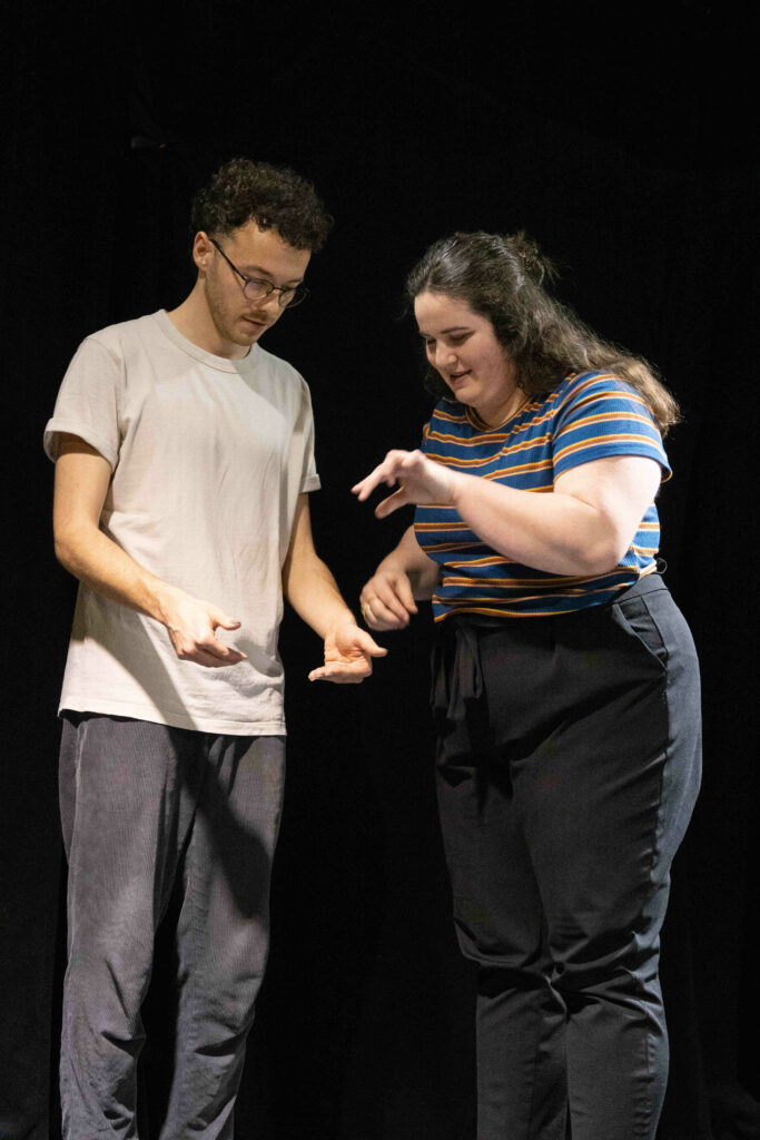 Les Petits Potes : Loïs et Yohan manipulent quelque chose.