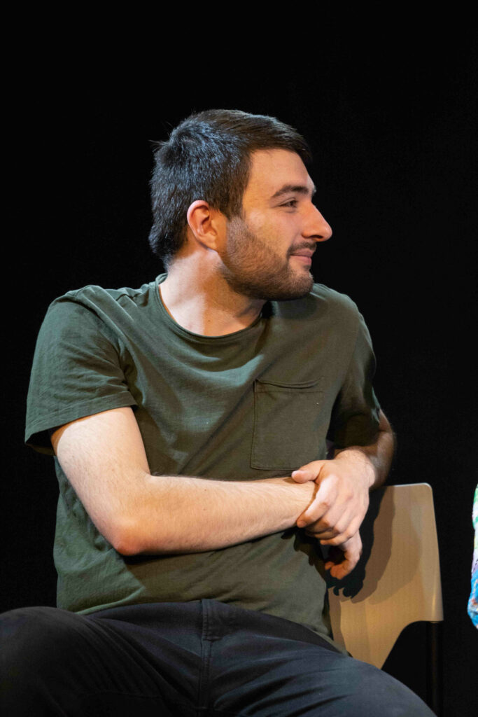 Les Petits Potes - Malo souriant de profil.