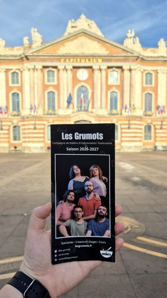 Le dépliant 2026-2027 des Grumots, devant le Capitole de Toulouse