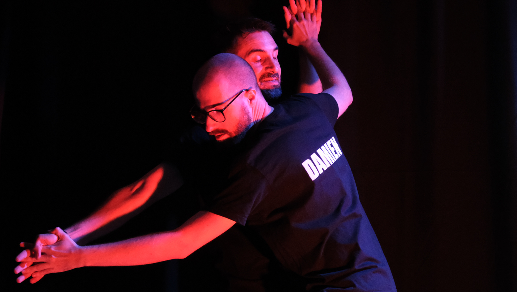 Gru-Mots Mystères : Damien et Maxime dansent.